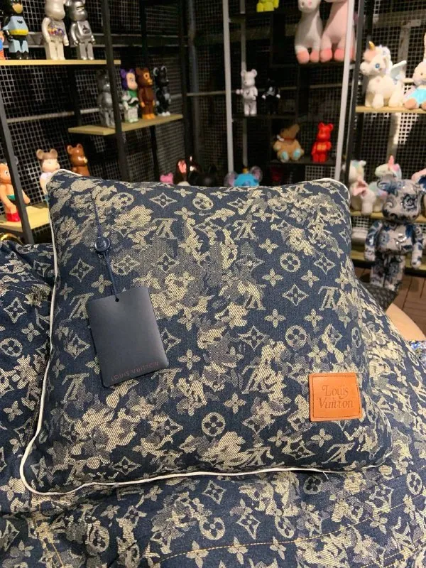 Lv Pillow